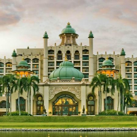 Palace Of The Golden Horses Seri Kembangan Esterno foto The Berlian Hotel