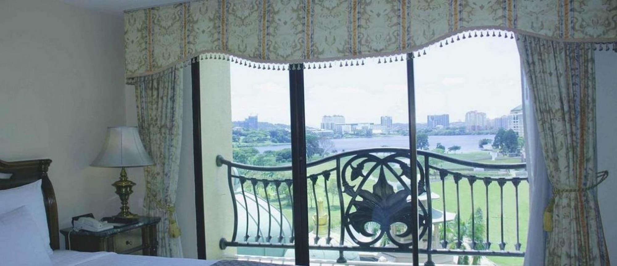 Palace Of The Golden Horses Seri Kembangan Esterno foto A view of the Chao Phraya River from the hotel