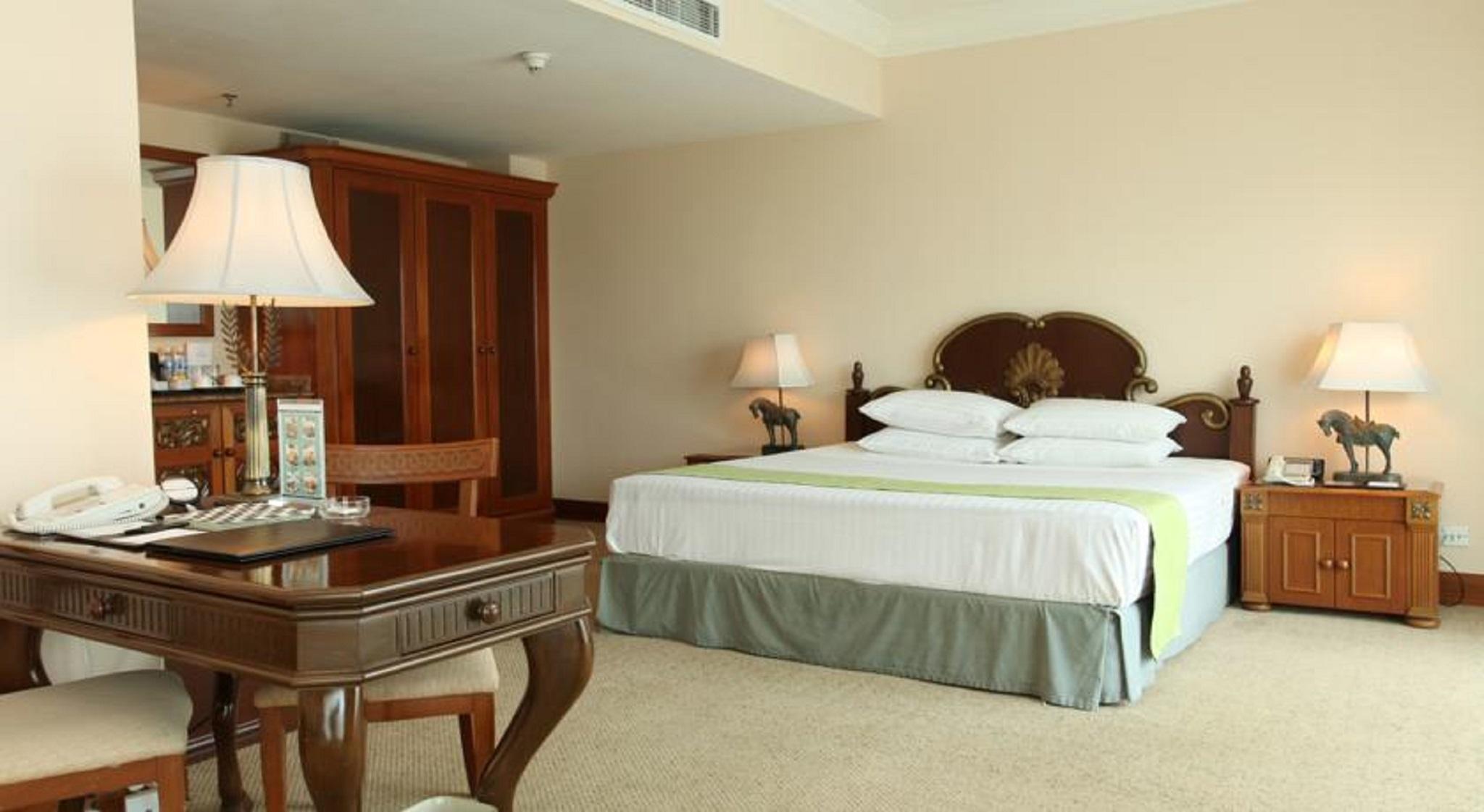 Palace Of The Golden Horses Seri Kembangan Esterno foto A bedroom at the hotel