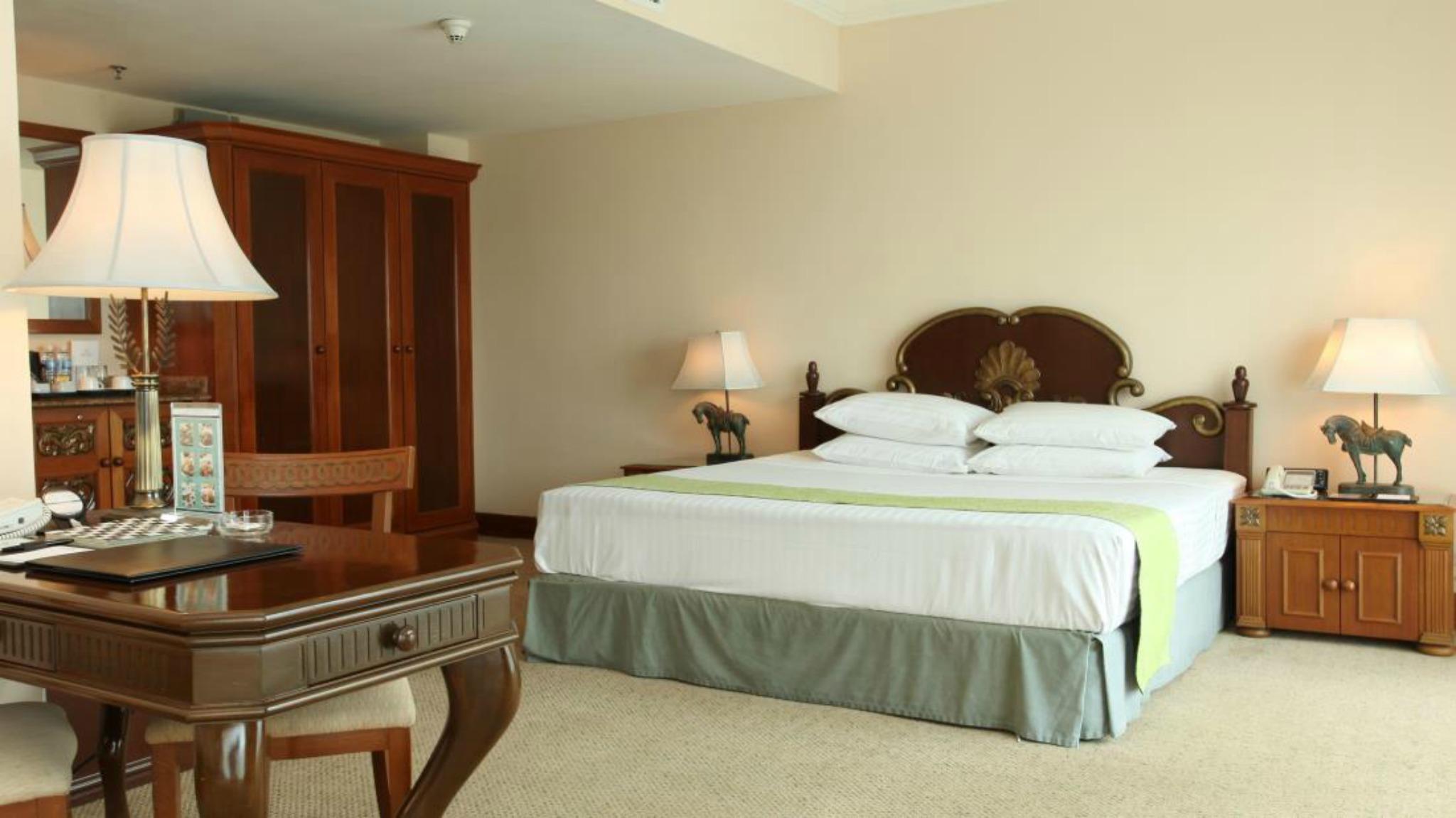 Palace Of The Golden Horses Seri Kembangan Esterno foto A bedroom at the hotel