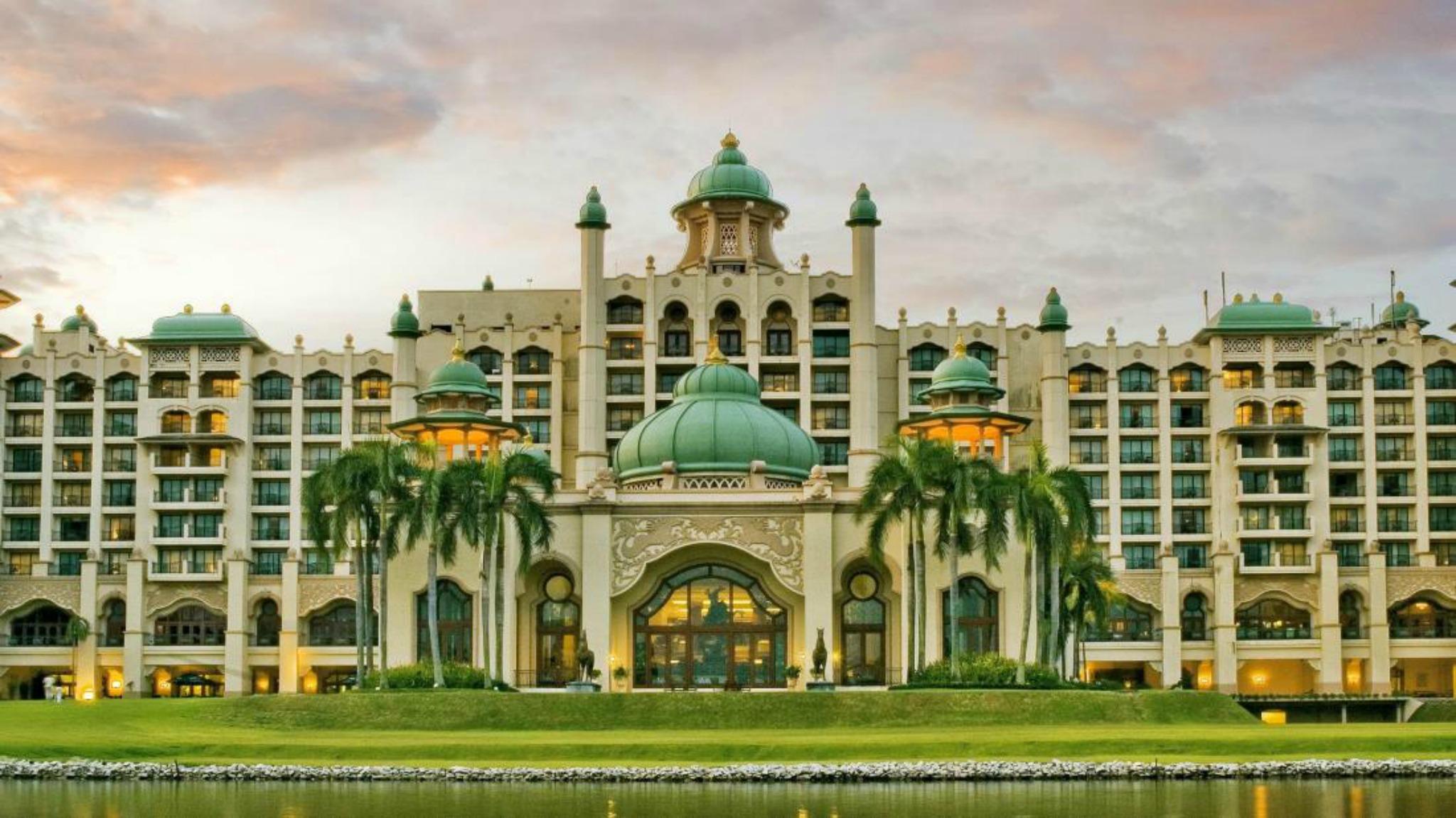 Palace Of The Golden Horses Seri Kembangan Esterno foto The Berlian Hotel