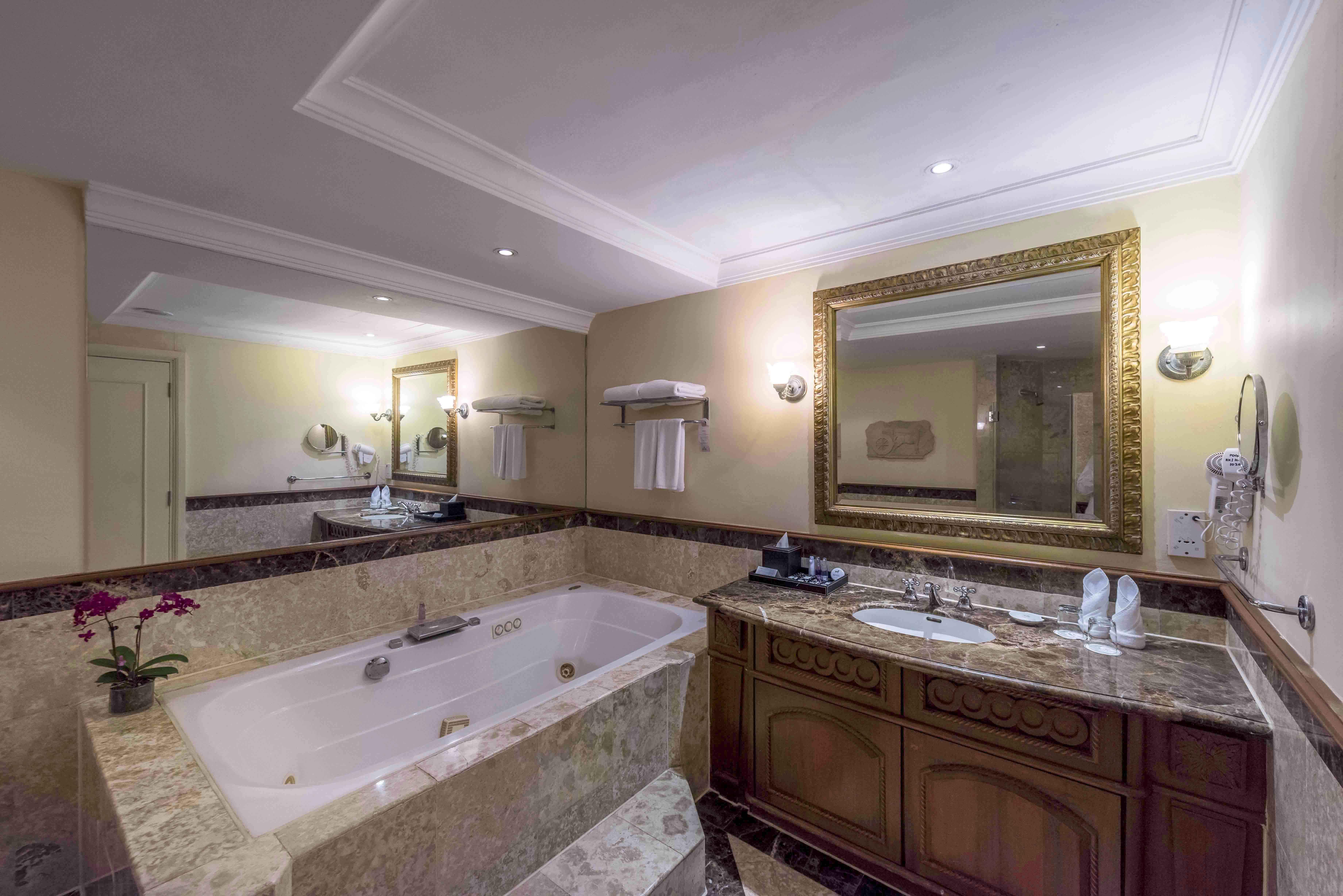 Palace Of The Golden Horses Seri Kembangan Esterno foto Bathroom