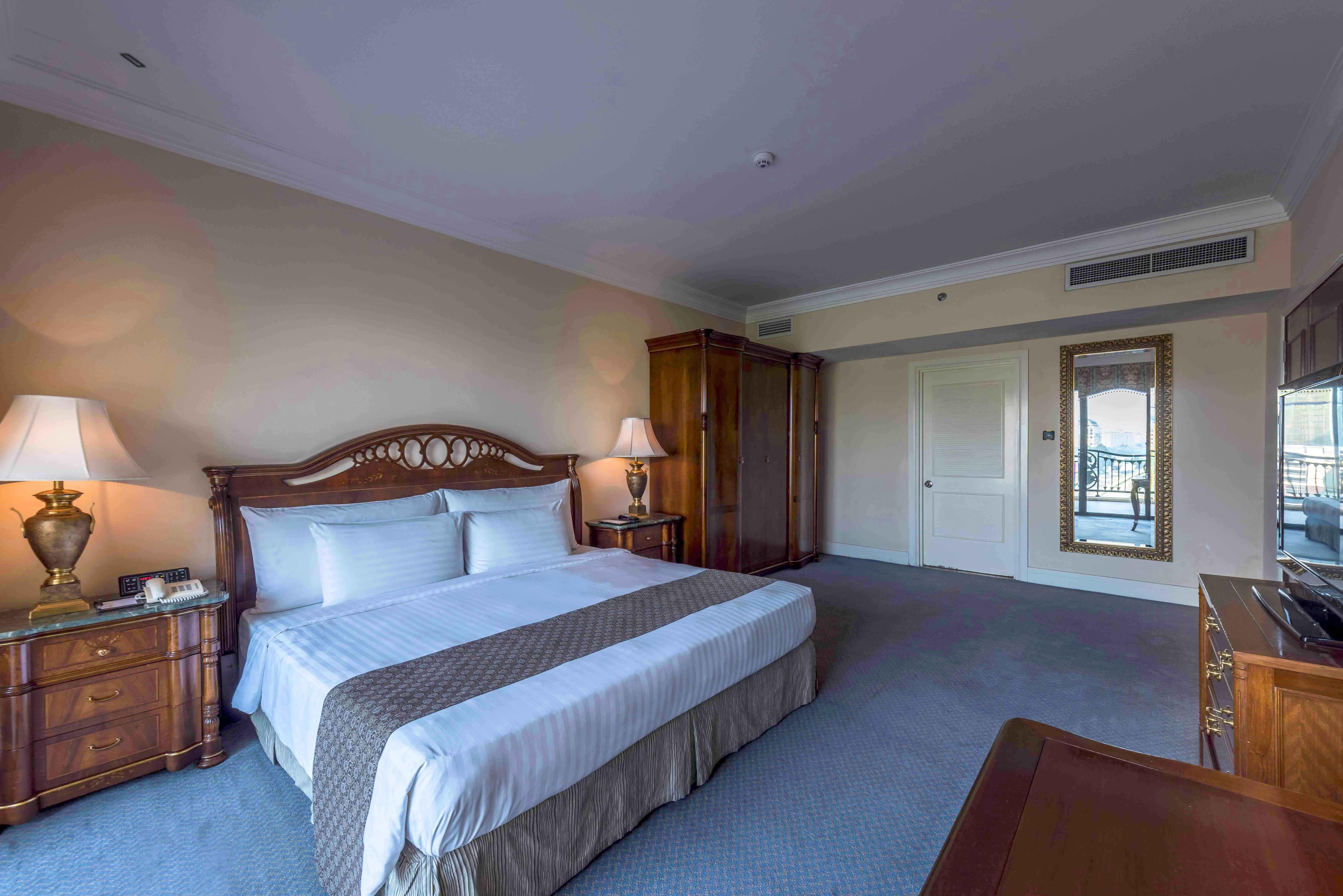 Palace Of The Golden Horses Seri Kembangan Esterno foto A bedroom at the hotel