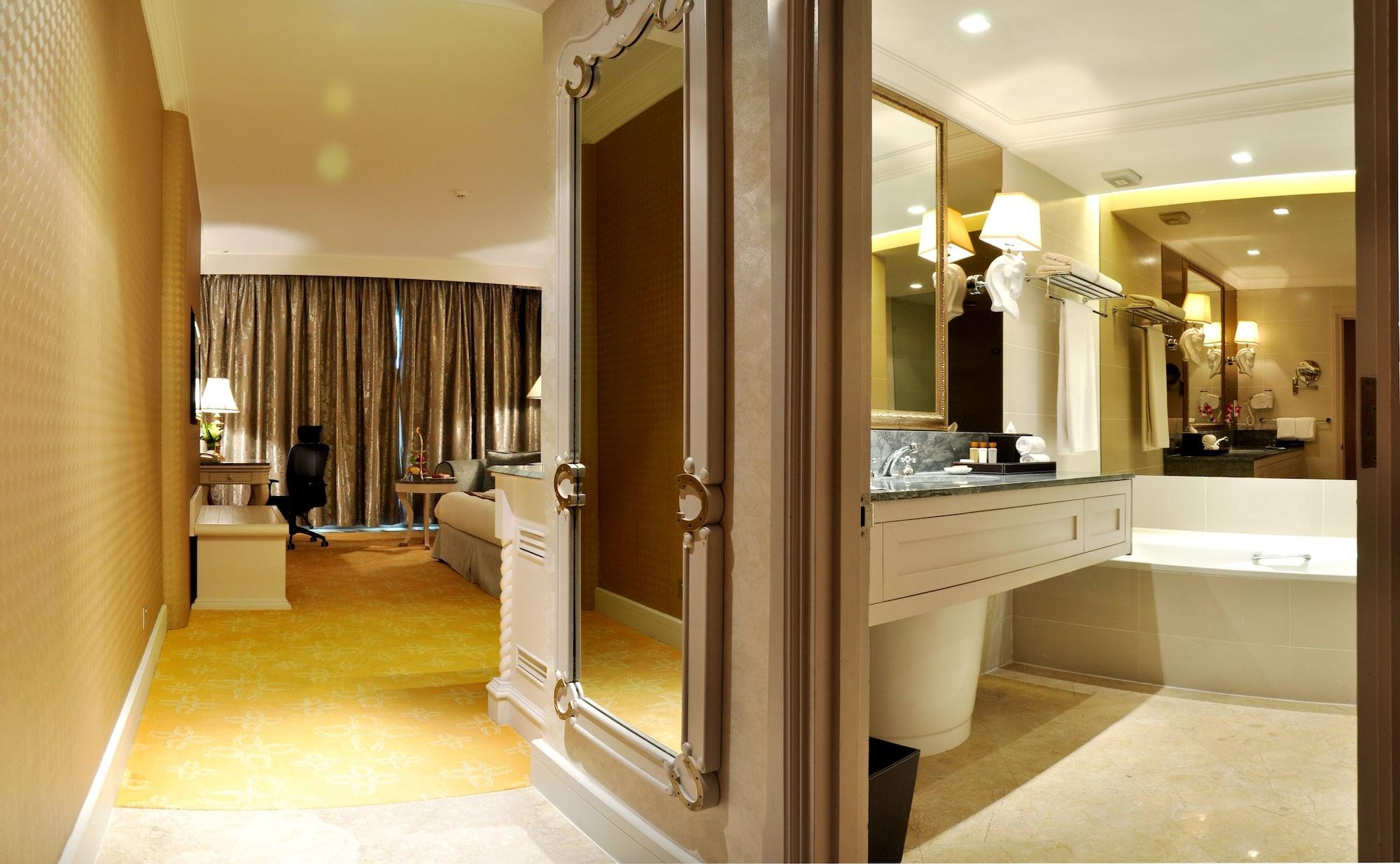 Palace Of The Golden Horses Seri Kembangan Esterno foto A bathroom at the Mandarin Oriental, Kuala Lumpur