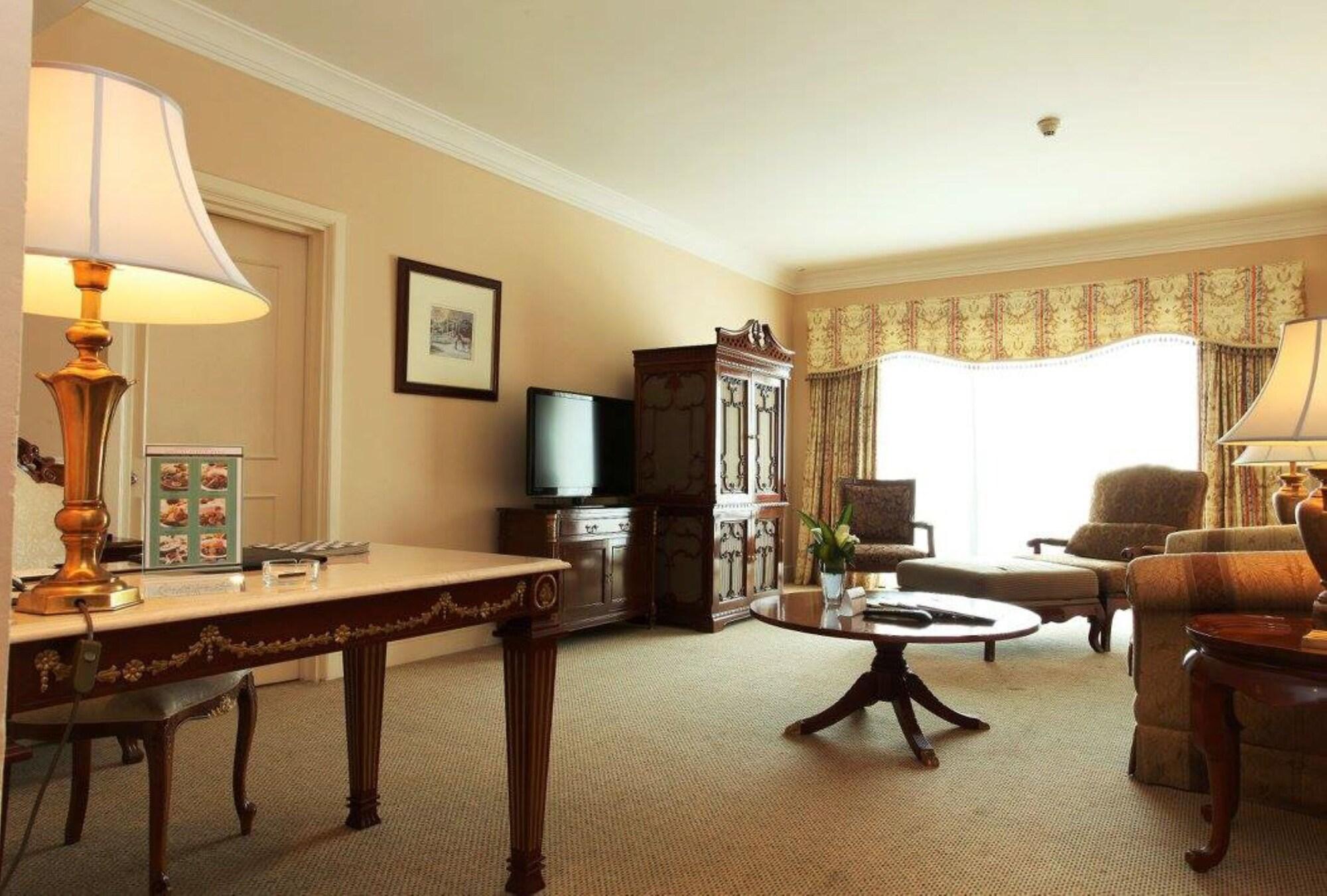 Palace Of The Golden Horses Seri Kembangan Esterno foto A typical living room at the Inn