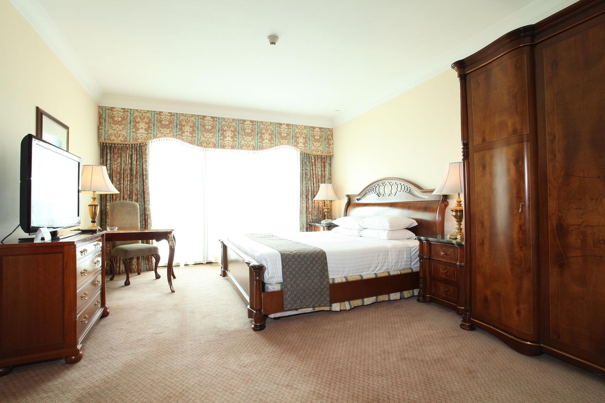 Palace Of The Golden Horses Seri Kembangan Esterno foto A bedroom at the hotel