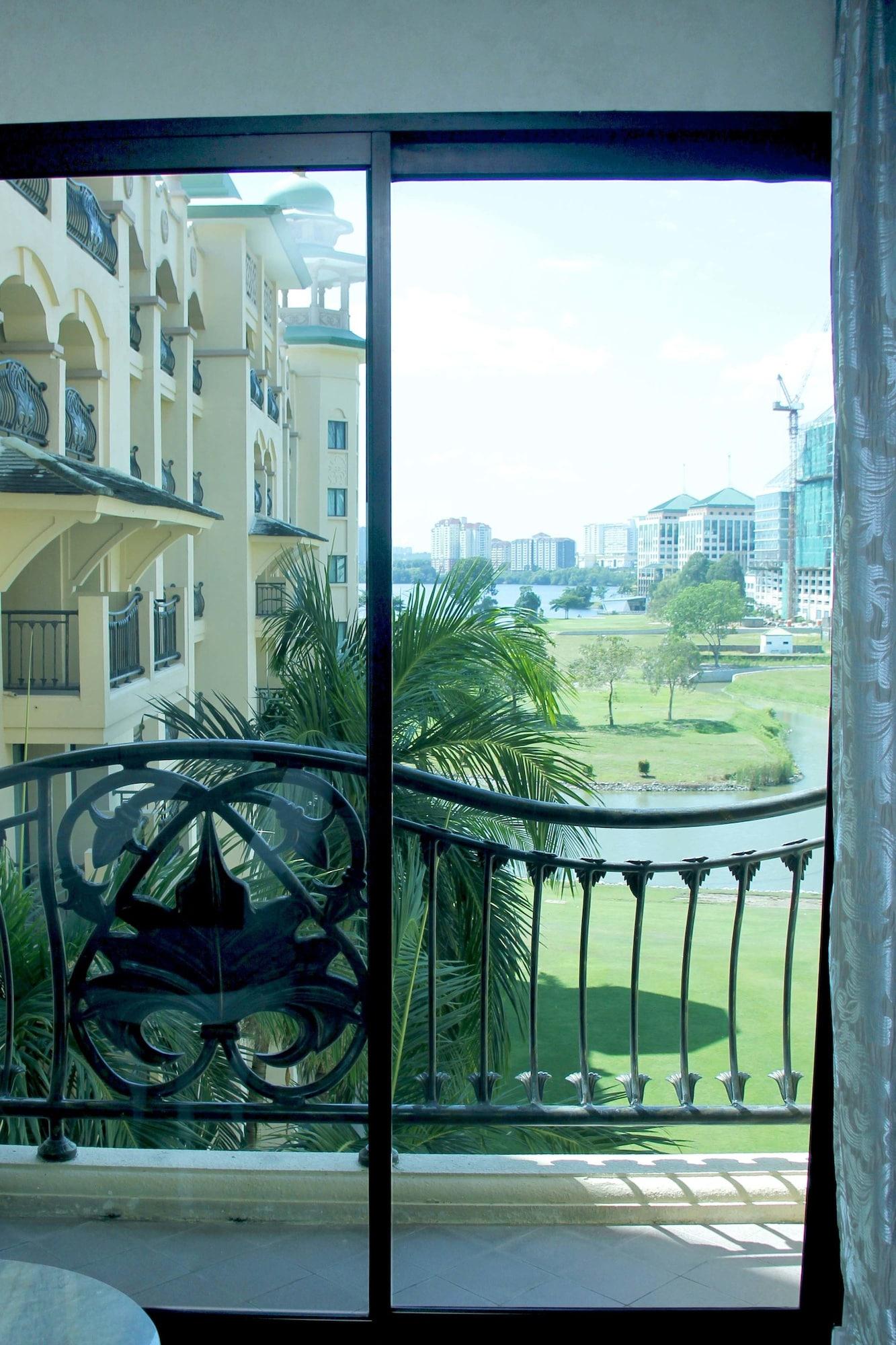 Palace Of The Golden Horses Seri Kembangan Esterno foto View of the park from a nearby apartment