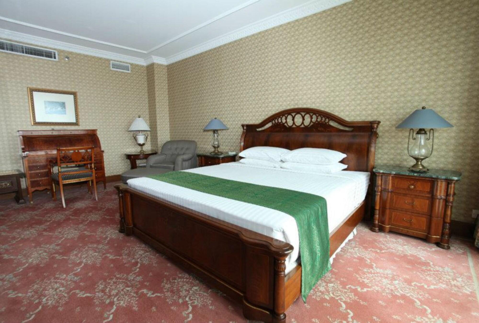 Palace Of The Golden Horses Seri Kembangan Esterno foto A bedroom at the hotel