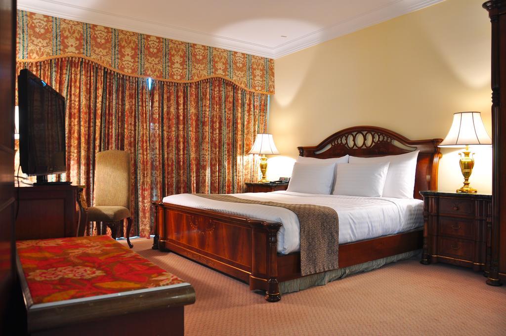 Palace Of The Golden Horses Seri Kembangan Esterno foto A bedroom at the hotel