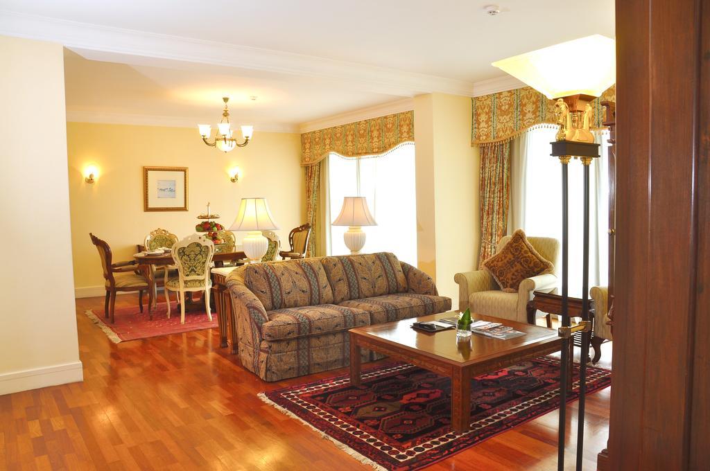 Palace Of The Golden Horses Seri Kembangan Esterno foto A living room in a typical apartment