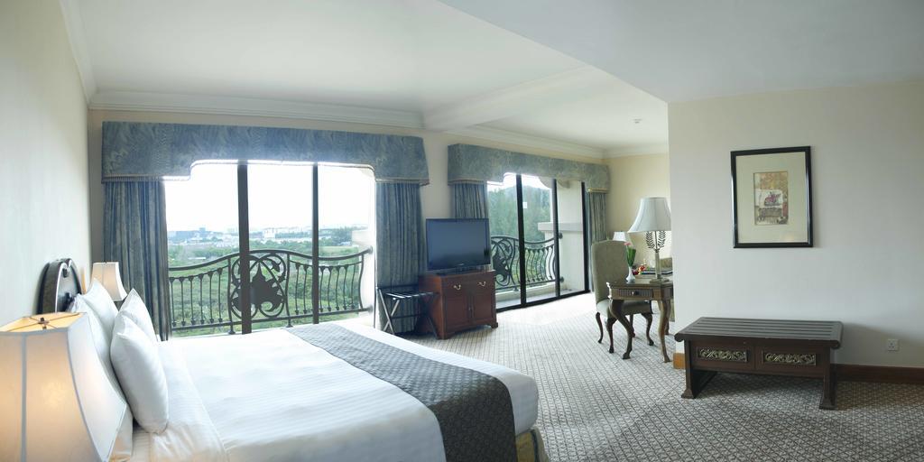 Palace Of The Golden Horses Seri Kembangan Esterno foto A room at the hotel