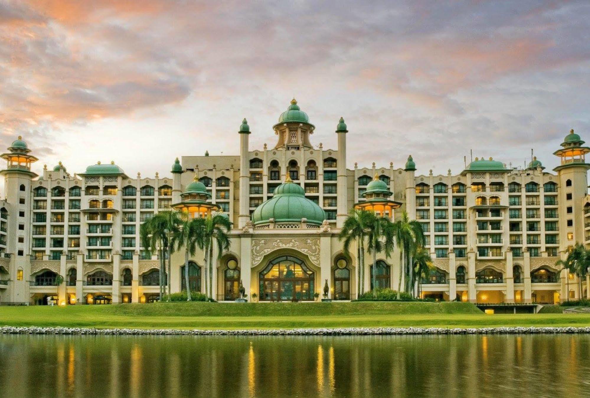 Palace Of The Golden Horses Seri Kembangan Esterno foto The Berjaya Times Square Hotel