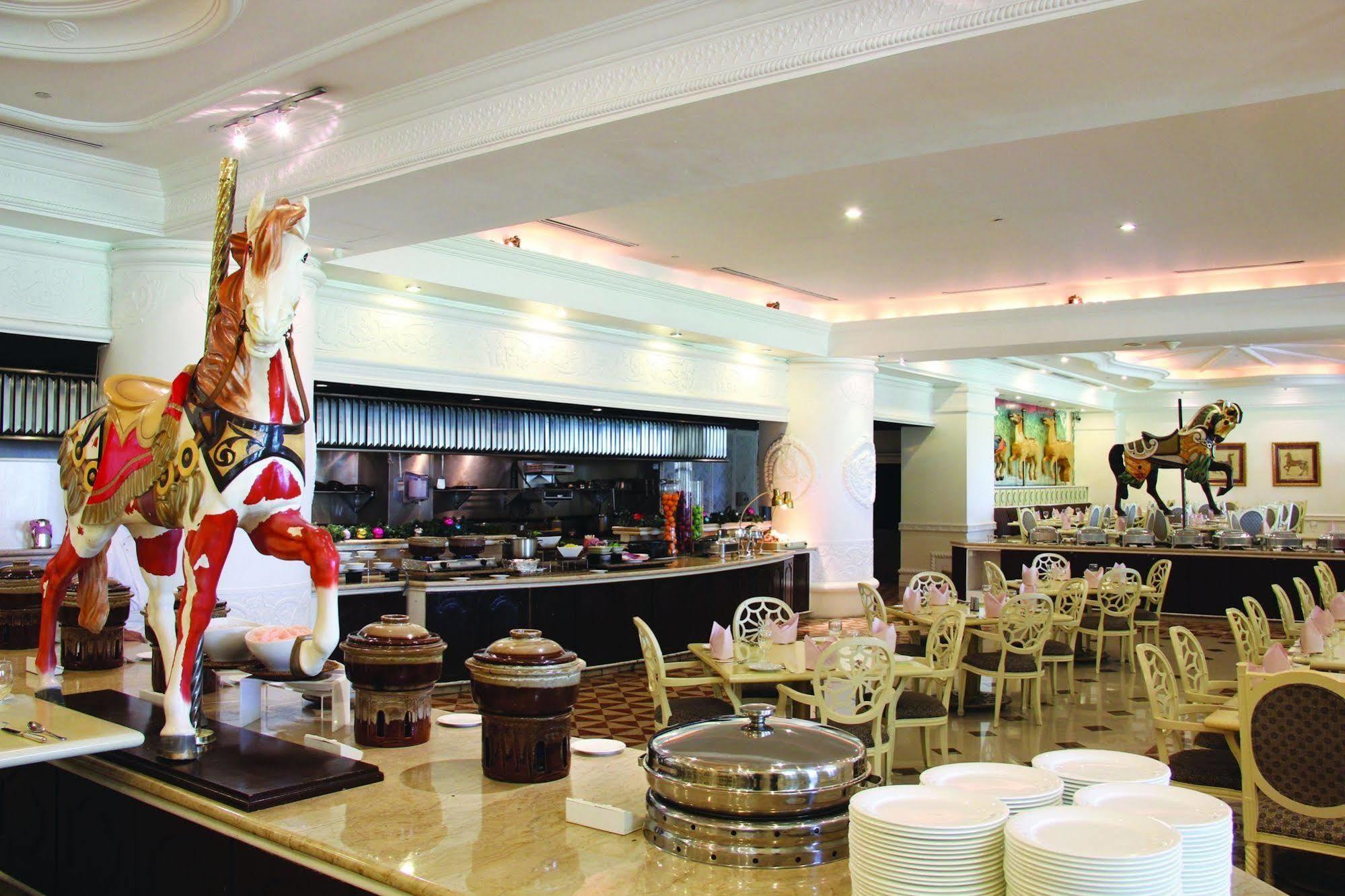 Palace Of The Golden Horses Seri Kembangan Esterno foto The restaurant at the hotel
