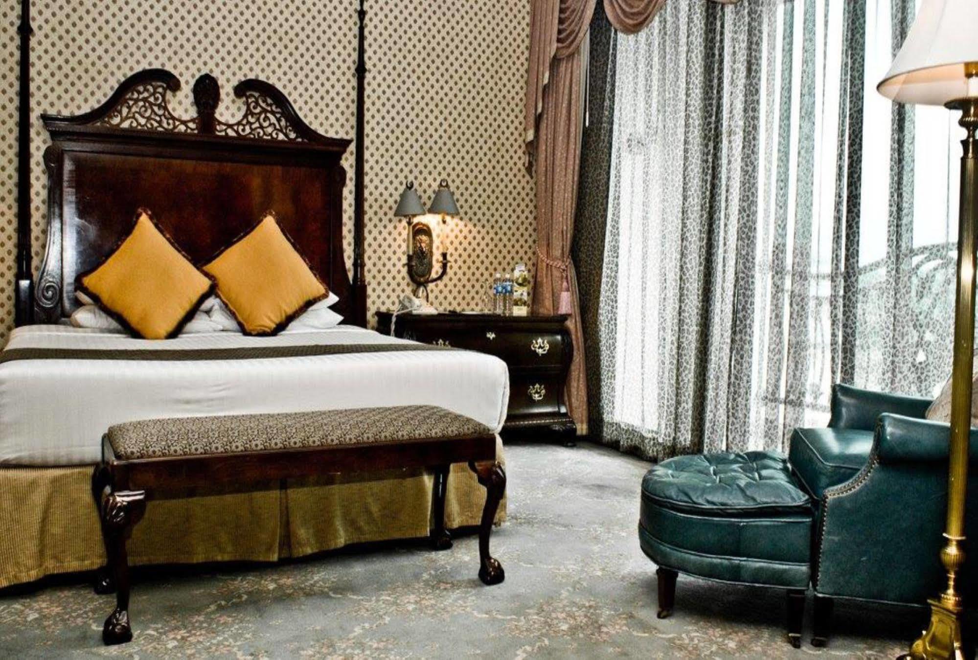 Palace Of The Golden Horses Seri Kembangan Esterno foto A bedroom at the Imperial