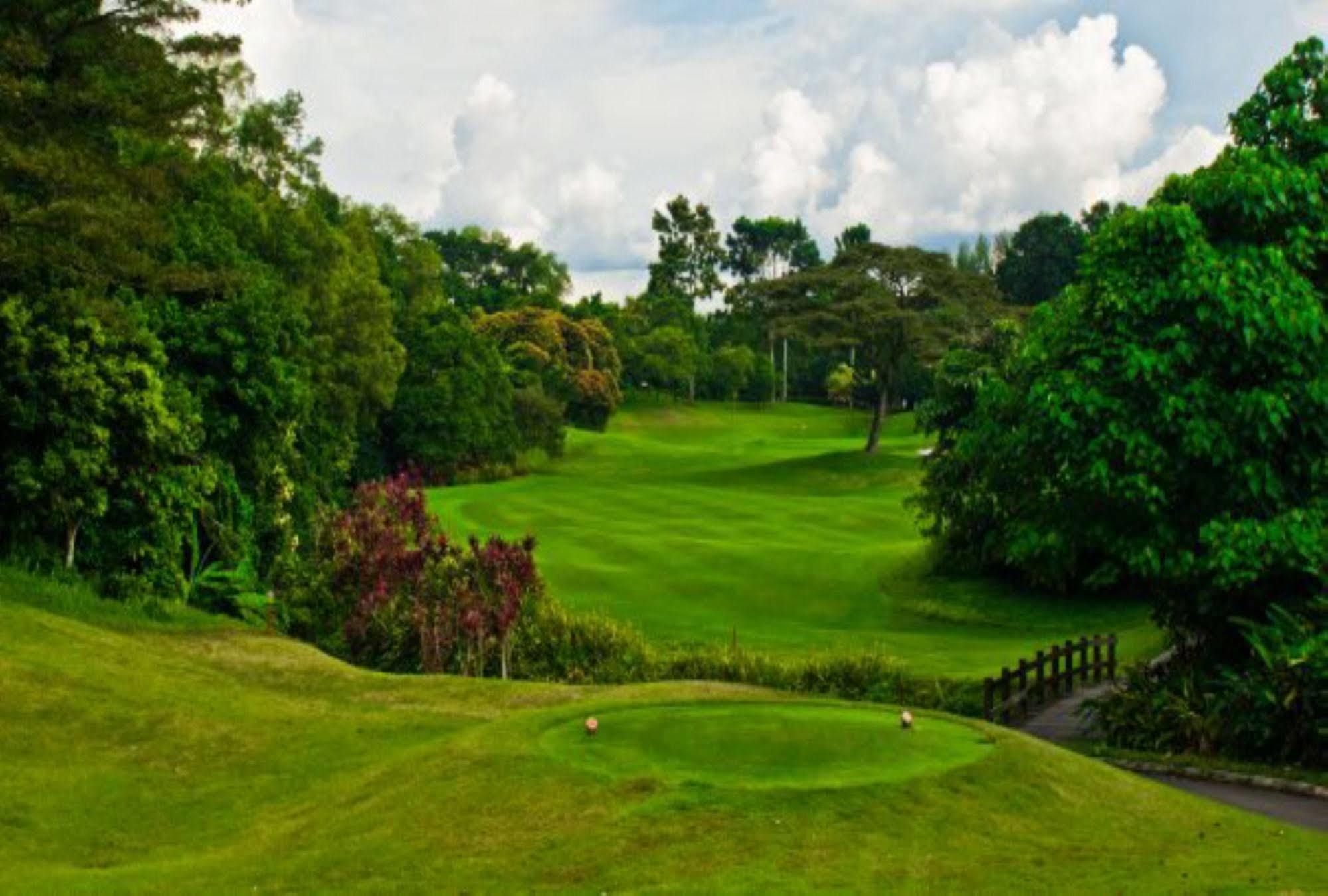 Palace Of The Golden Horses Seri Kembangan Esterno foto The 18th hole at the Royal County Down Golf Club