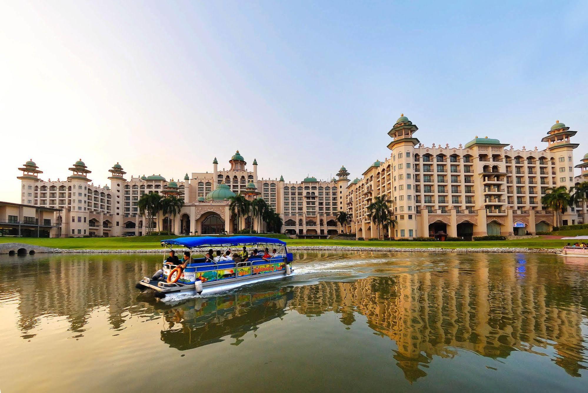 Palace Of The Golden Horses Seri Kembangan Esterno foto The Royal Lake Club