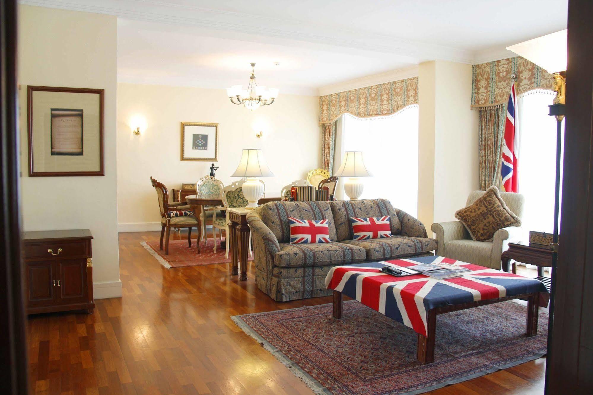 Palace Of The Golden Horses Seri Kembangan Esterno foto The living room of the 2007–2011 residence