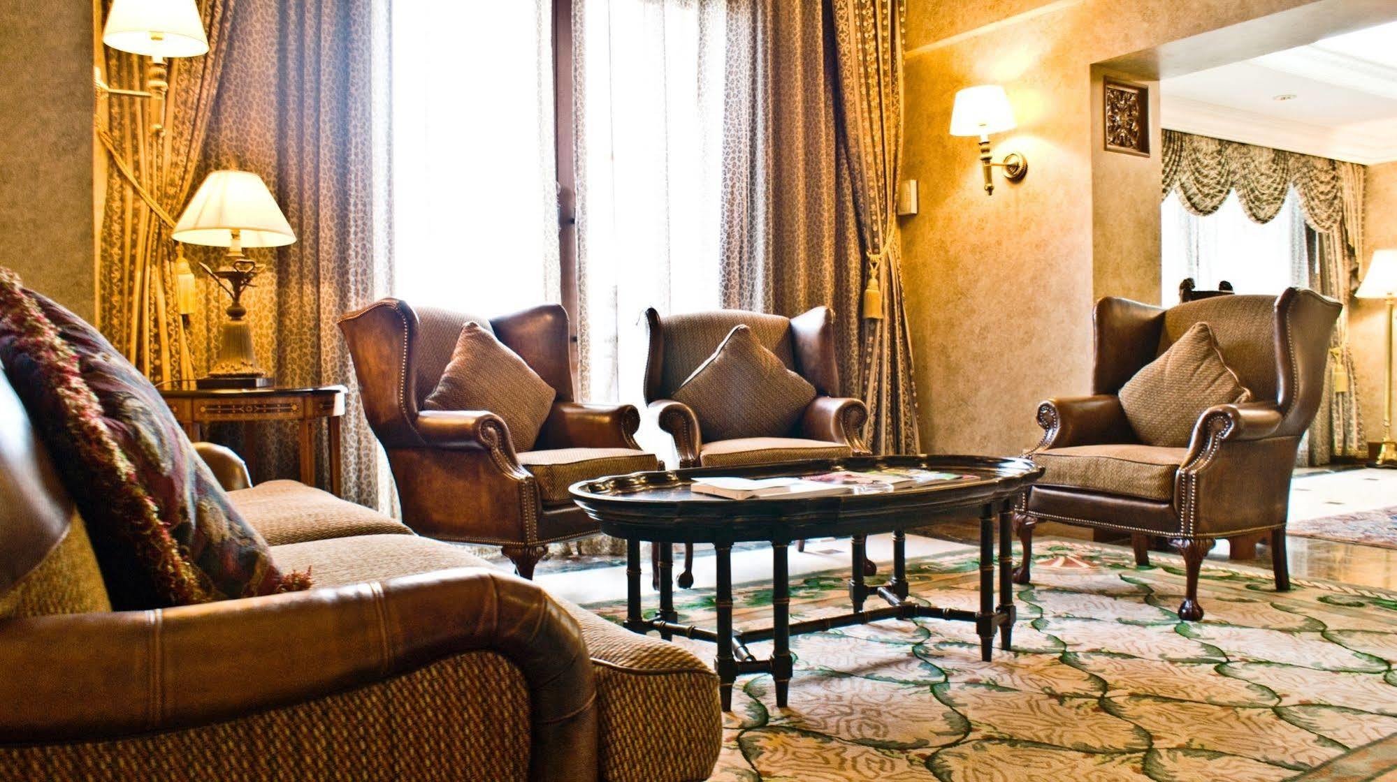 Palace Of The Golden Horses Seri Kembangan Esterno foto A living room