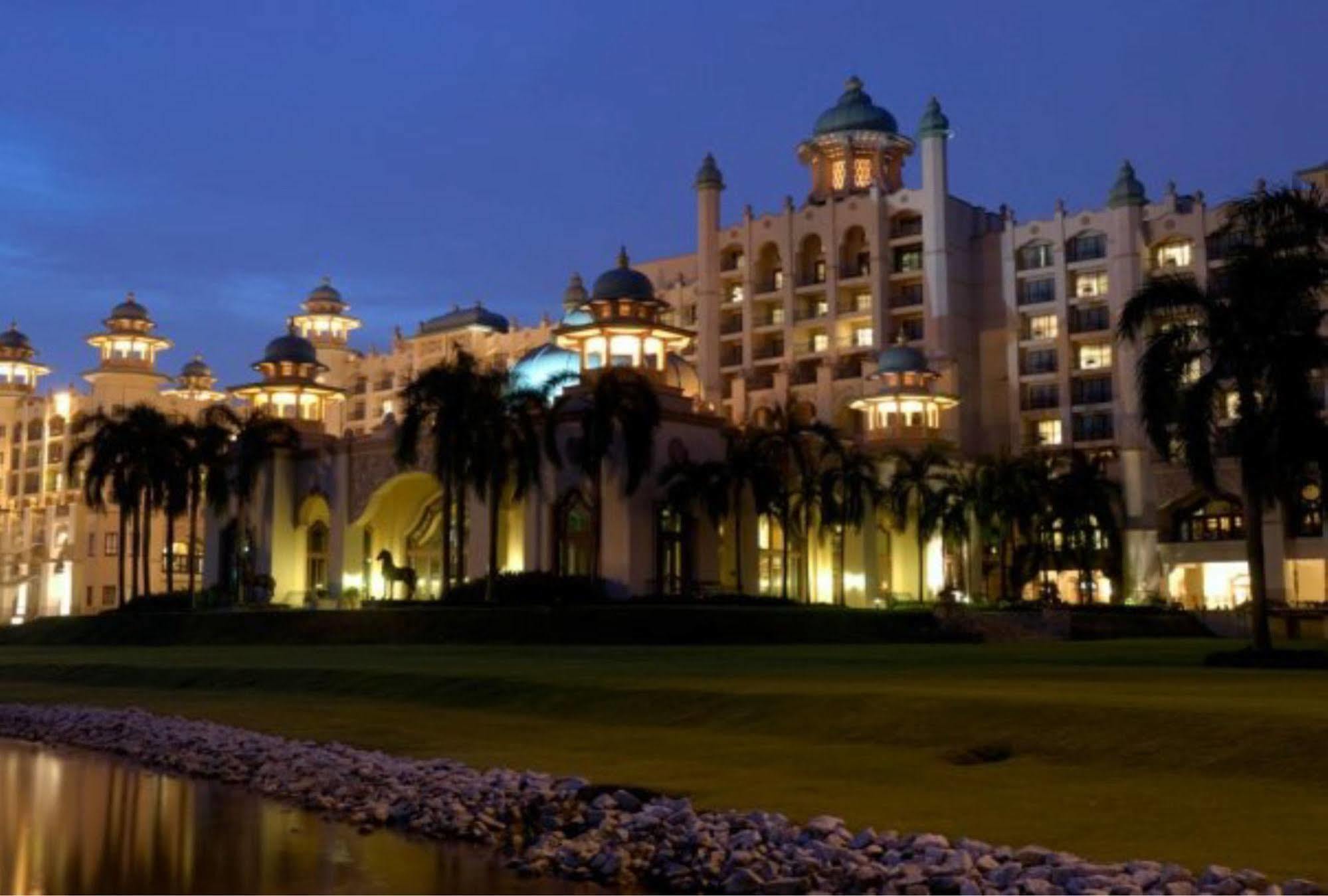 Palace Of The Golden Horses Seri Kembangan Esterno foto The Royal Mirage Hotel